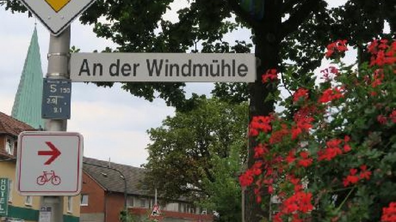 Von einer Buckelpiste zu einer geordneten Straße. Von einer Buckelpiste zu einer geordneten Straße.