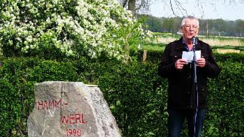 Da wurde ihm gedöppt der Äs, dass er die Grenze nicht vergäß. Da wurde ihm gedöppt der Äs, dass er die Grenze nicht vergäß.