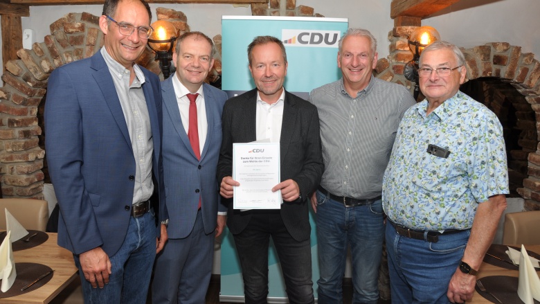 von links nach rechts: Jochen Dornseifer, Arnd Hilwig, Ralf Steinhaus und Karl-Wilhelm Wiggerich gratulieren Bernd Maßmann (Mitte) zur 25-jährigen Mitgliedschaft in der CDU.
