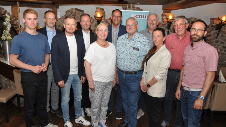 Der neue Vorstand (von links nach rechts): Florian Schneider, Christian Sturm, Dierk Poth, Bernd Maßmann, Martina Kersting, OB-Kandidat Jochen Dornseifer, Karl-Wilhelm Wiggerich, Ralf Steinhaus, Annette Gosewinkel, Friedrich Kersting, Marc Plattfaut.