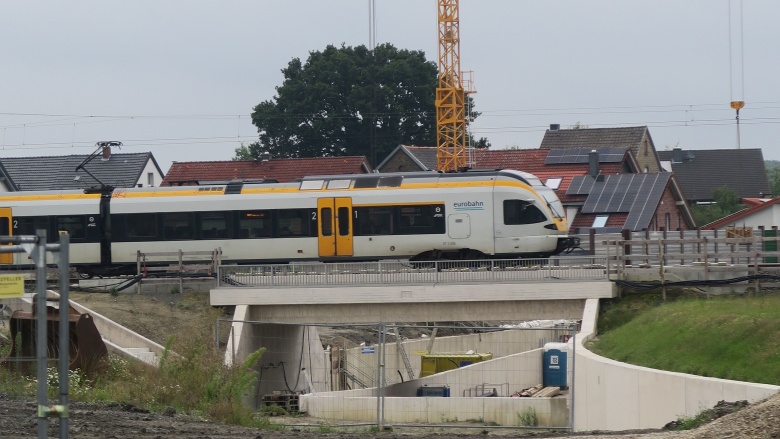 Bahnhaltepunkt mit der neuen Straßenunterführung